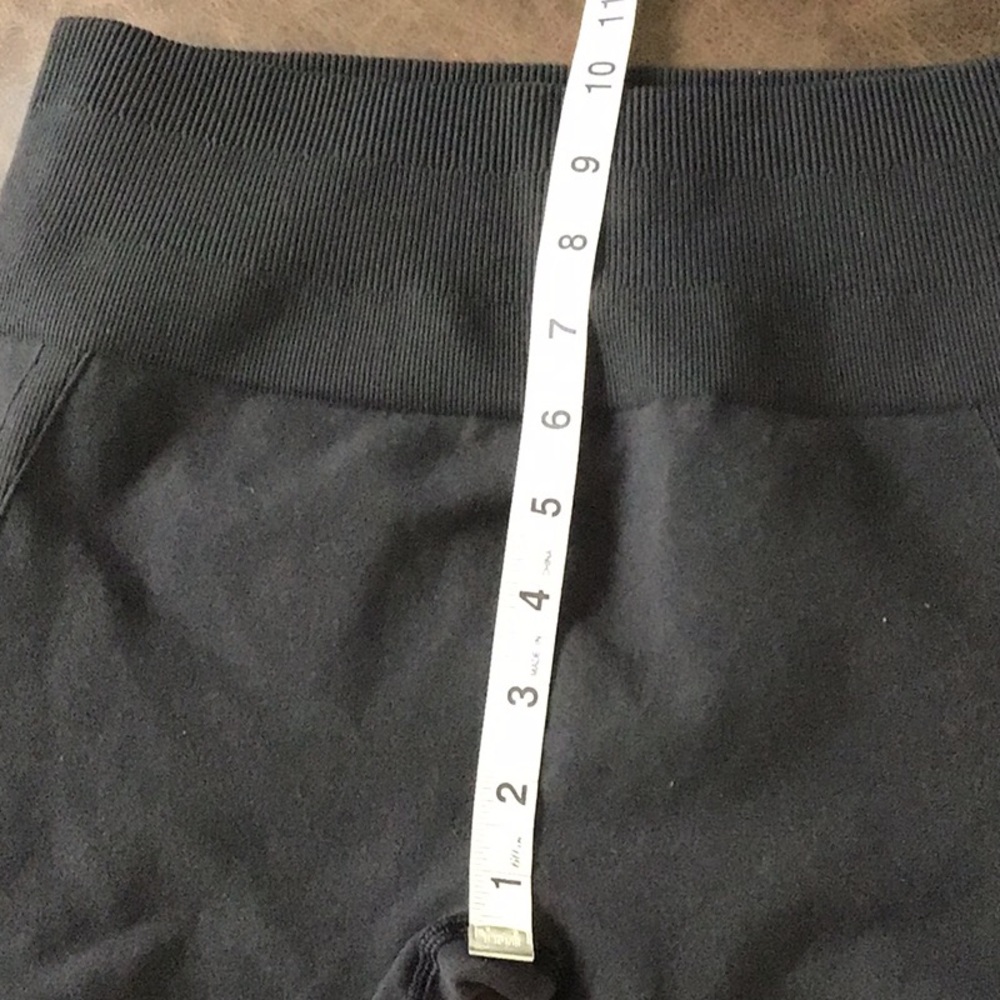 Lululemon Black Compression Cropped Leggings - image 7
